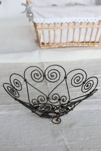Corbeille vintage en métal noir à volutes – Saladier décoratif en fil de fe