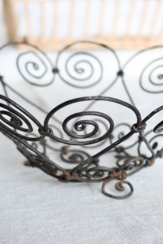 Corbeille vintage en métal noir à volutes – Saladier décoratif en fil de fe
