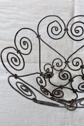 Corbeille vintage en métal noir à volutes – Saladier décoratif en fil de fe