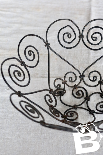 Corbeille vintage en métal noir à volutes – Saladier décoratif en fil de fe