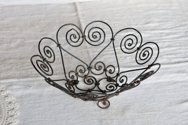 Corbeille vintage en métal noir à volutes – Saladier décoratif en fil de fe