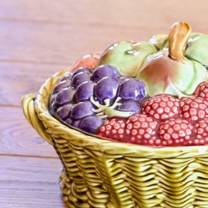 Corbeille XIXe de 1890 signées Sarreguemines en barbotine fruits