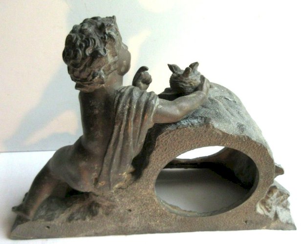 Corps de pendule XIXème en régule sculpté d'un angelot près d'un nid d'oiseau