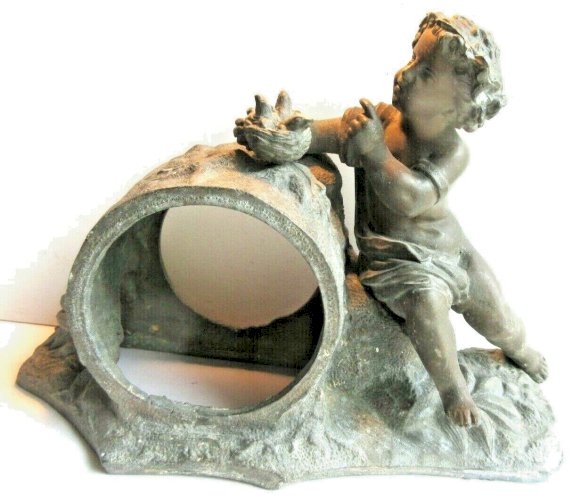 Corps de pendule XIXème en régule sculpté d'un angelot près d'un nid d'oiseau