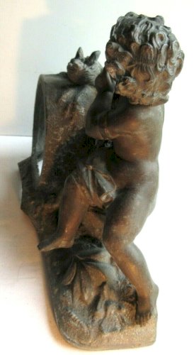 Corps de pendule XIXème en régule sculpté d'un angelot près d'un nid d'oiseau