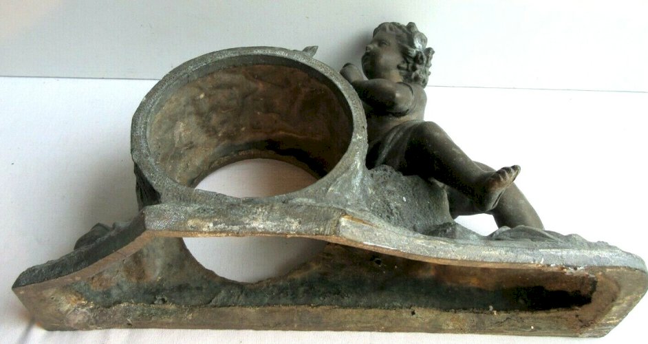 Corps de pendule XIXème en régule sculpté d'un angelot près d'un nid d'oiseau