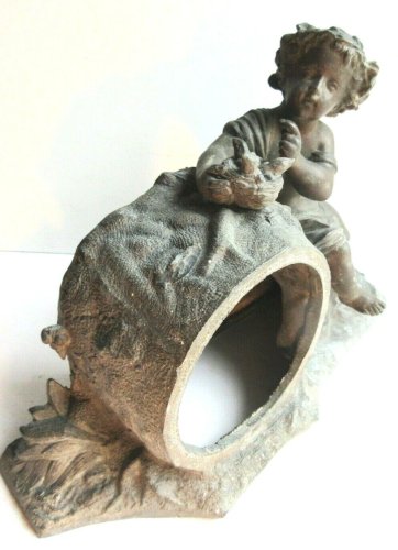 Corps de pendule XIXème en régule sculpté d'un angelot près d'un nid d'oiseau