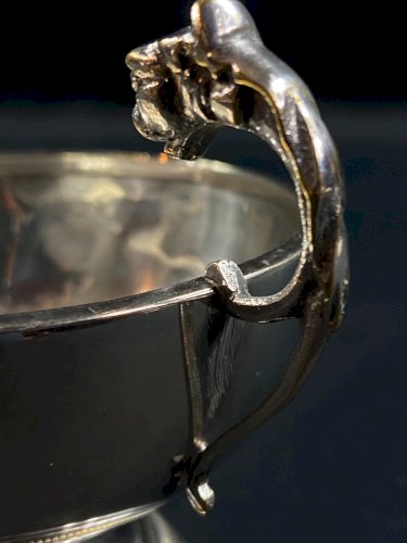 Coupe à anses sur piédouche en métal argenté de style Louis XVI