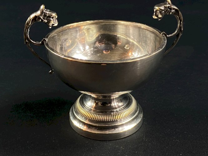 Coupe à anses sur piédouche en métal argenté de style Louis XVI