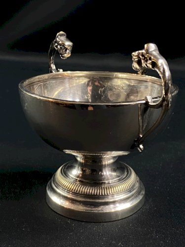 Coupe à anses sur piédouche en métal argenté de style Louis XVI