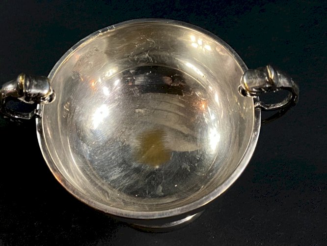 Coupe à anses sur piédouche en métal argenté de style Louis XVI