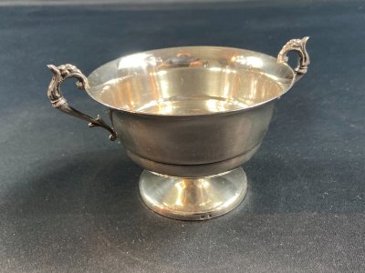Coupe à anses sur piédouche en métal argenté