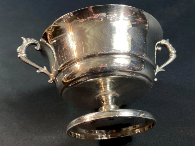 Coupe à anses sur piédouche en métal argenté