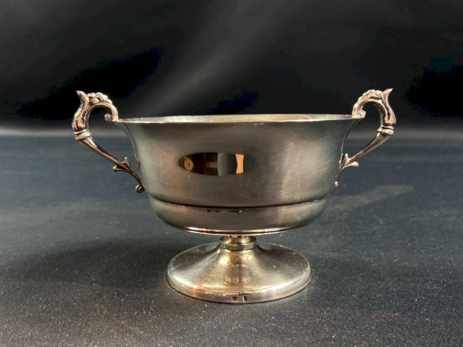 Coupe à anses sur piédouche en métal argenté