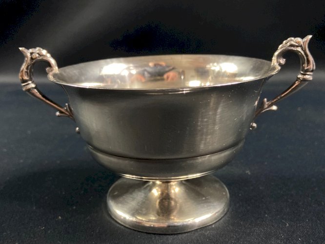 Coupe à anses sur piédouche en métal argenté