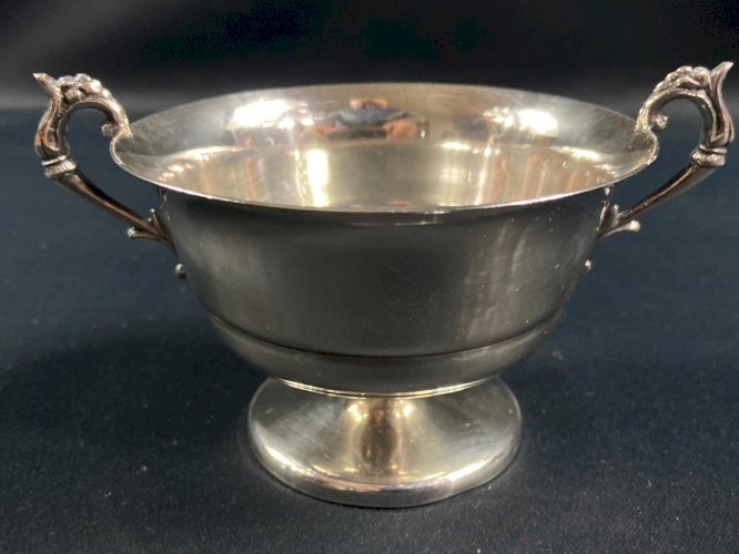 Coupe à anses sur piédouche en métal argenté