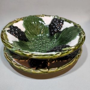 Fruit bowl in earthenware, colander, and plate.