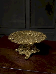 Coupe à fruits sur pied en laiton – décor mythologique en relief – style baroque / rococo