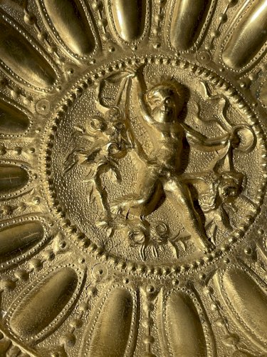 Coupe à fruits sur pied en laiton – décor mythologique en relief – style baroque / rococo