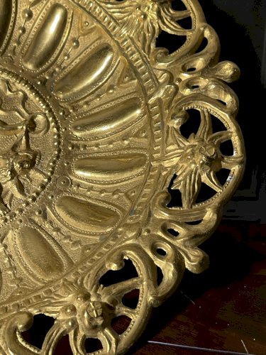 Coupe à fruits sur pied en laiton – décor mythologique en relief – style baroque / rococo