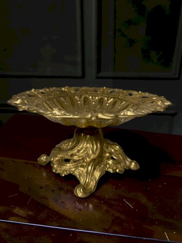 Coupe à fruits sur pied en laiton – décor mythologique en relief – style baroque / rococo