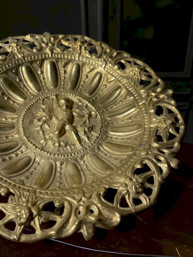 Coupe à fruits sur pied en laiton – décor mythologique en relief – style baroque / rococo