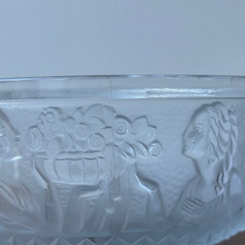 Coupe Art Déco 1930 en verre moulé pressé décor de femme aux fruits M3531