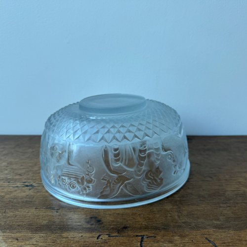 Coupe Art Déco 1930 en verre moulé pressé décor de femme aux fruits M3531