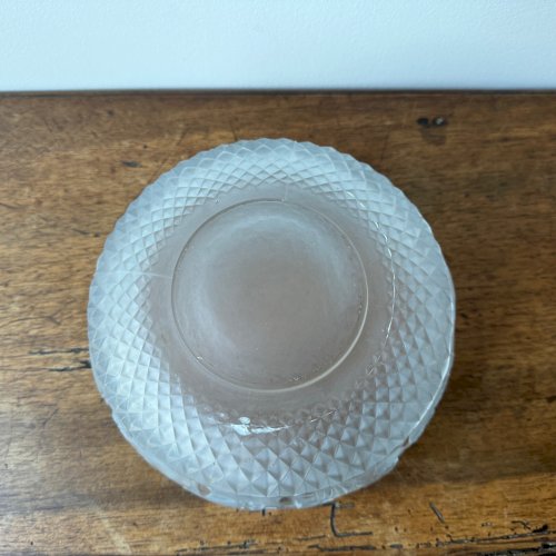 Coupe Art Déco 1930 en verre moulé pressé décor de femme aux fruits M3531