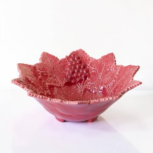 Coupe centre de table en barbotine feuilles de vigne framboise