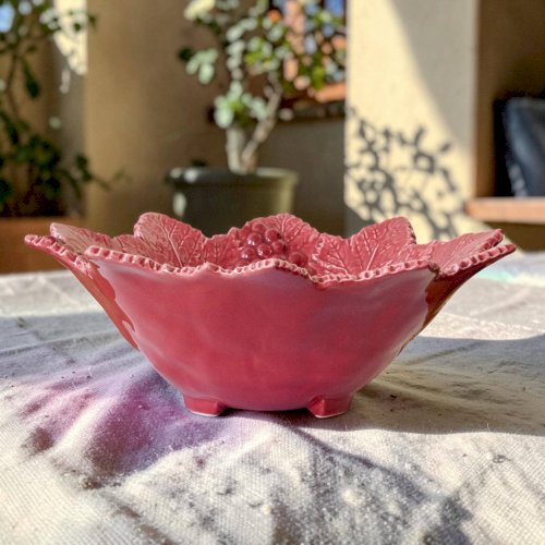 Coupe centre de table en barbotine feuilles de vigne framboise