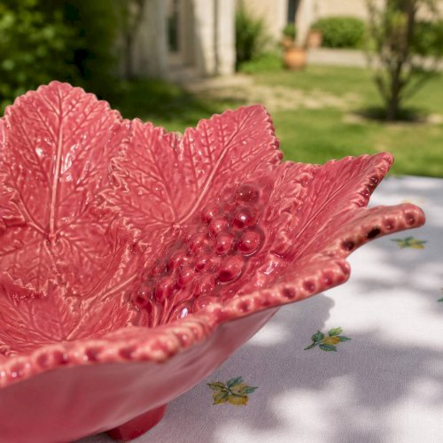 Coupe centre de table en barbotine feuilles de vigne framboise