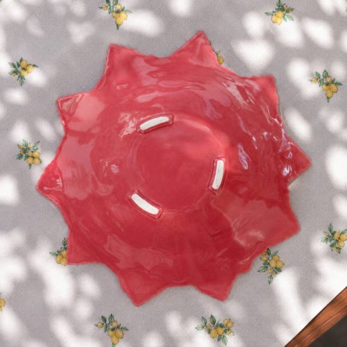Coupe centre de table en barbotine feuilles de vigne framboise