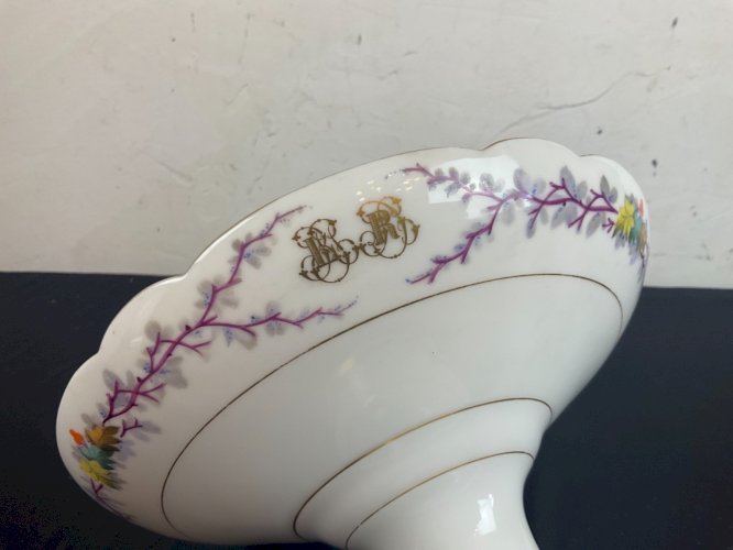 coupe centre de table porcelaine style Louis XVI. Avec monogramme
