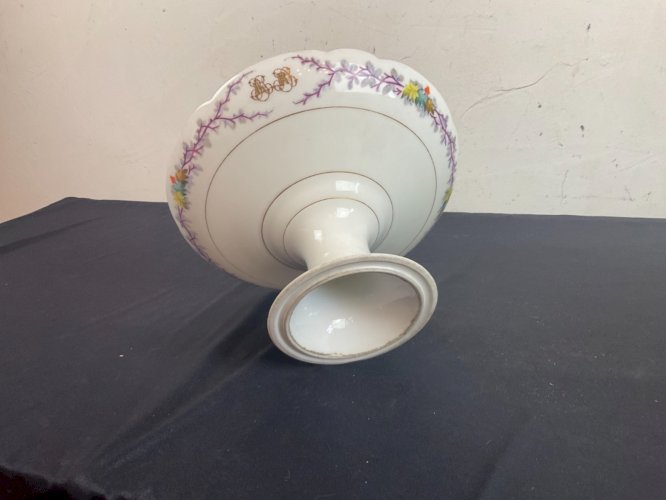 coupe centre de table porcelaine style Louis XVI. Avec monogramme