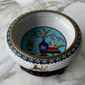 Coupe cloisonnée sur son support en bois début XXe Chine décor de fruits M3930