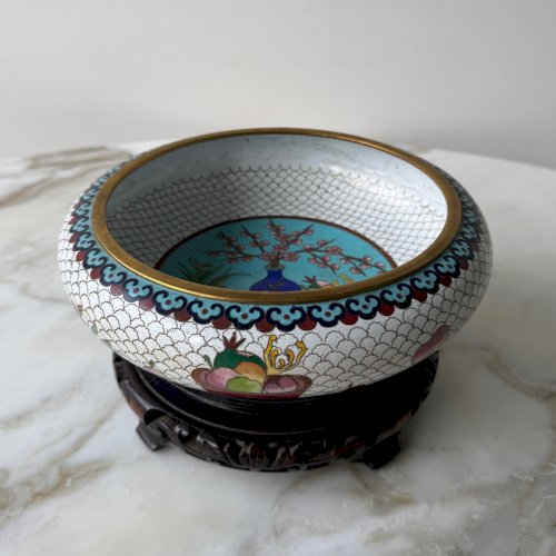 Coupe cloisonnée sur son support en bois début XXe Chine décor de fruits M3930