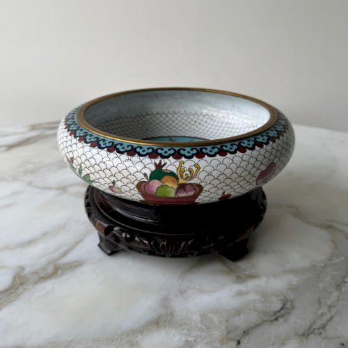 Coupe cloisonnée sur son support en bois début XXe Chine décor de fruits M3930