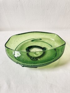 Coupe creuse en verre bullé soufflé, filets de verre appliqués, fabrication artisanale