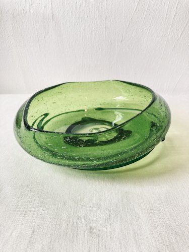 Coupe creuse en verre bullé soufflé, filets de verre appliqués, fabrication artisanale