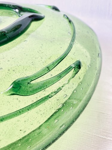 Coupe creuse en verre bullé soufflé, filets de verre appliqués, fabrication artisanale