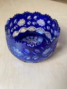 Coupe en cristal de bohème bleu cobalt taillée main