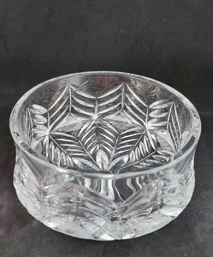 Coupe en cristal taillé (boheme?) à fond bombe en bel etat(made in chiner )