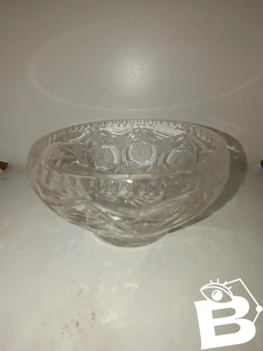 coupe en cristal taillé joliment travaillée en bon etat