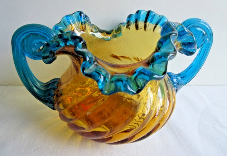 Coupe en verre bicolore George SAND, bol ambre, rajouts bleus: bord et anses