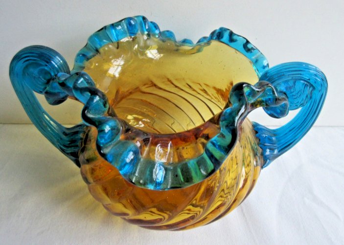 Coupe en verre bicolore George SAND, bol ambre, rajouts bleus: bord et anses
