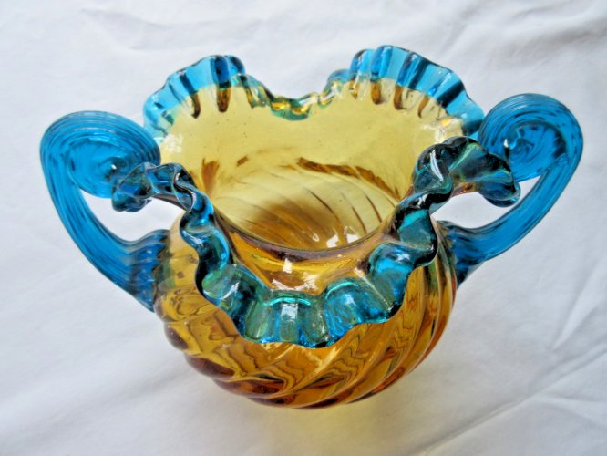 Coupe en verre bicolore George SAND, bol ambre, rajouts bleus: bord et anses