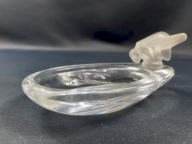 Coupe oblongue en cristal signé Sèvres à décor de libellule stylisée