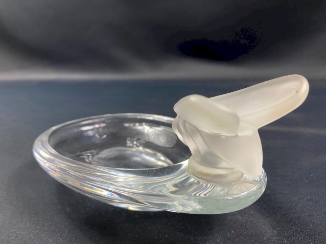 Coupe oblongue en cristal signé Sèvres à décor de libellule stylisée