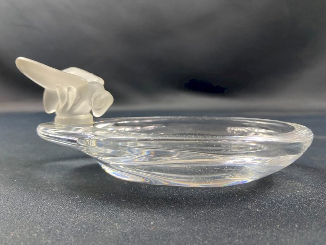 Coupe oblongue en cristal signé Sèvres à décor de libellule stylisée